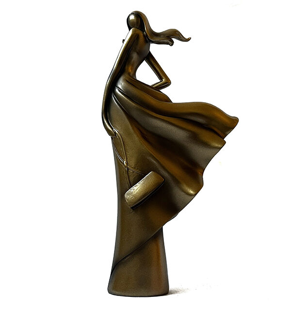 Mujer con Vestido Dorado Prisma Dorado