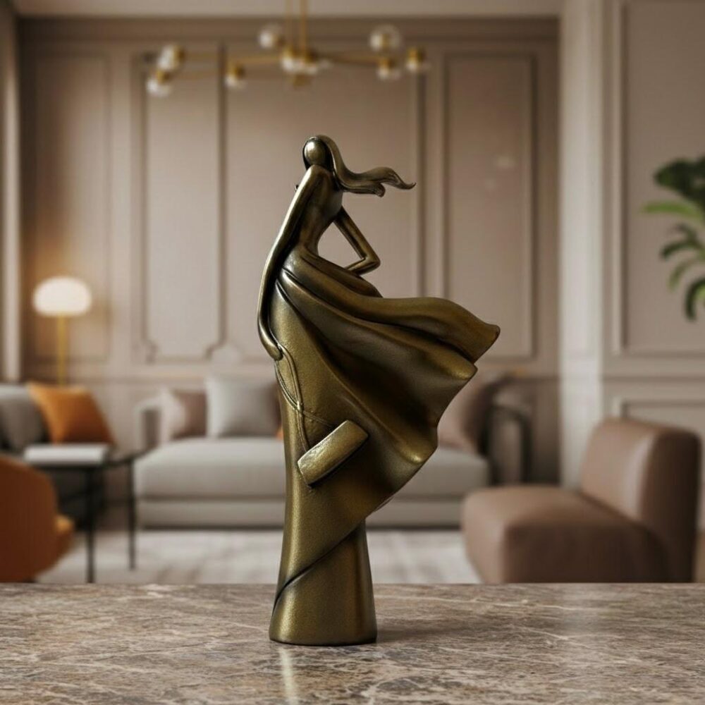 Mujer con Vestido Dorado Prisma Dorado