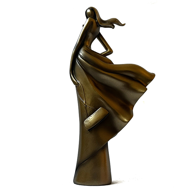 Mujer con Vestido Dorado Prisma Dorado